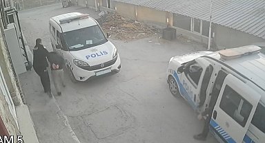 Araçla çarptığı kişiyi demir çubukla öldüren katil zanlısının yakalandığı anlar güvenlik kamerasında