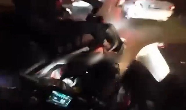 Araçların arasından hızla giden motosikletliye arkasından gelen motosikletli böyle çarptı
