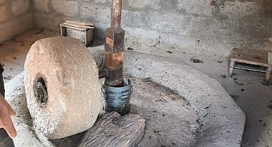 Ardanuç'ta 80 yıllık değirmen geleneksel yöntemlerle üretim yapıyor