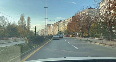 Arka cama "Yakışır yaşıma yanlışlarım" yazdı, caddeyi egzozuyla rahatsız etti