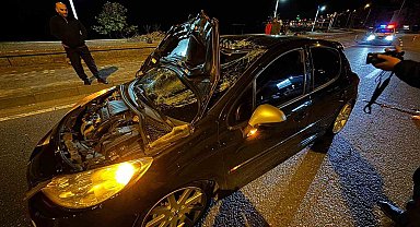 Arkadaşlarının halı saha futbol maçını izlemeye giden gence otomobil çarptı