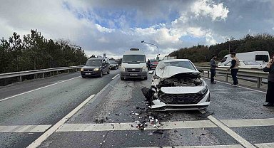 Arnavutköy yolunda zincirleme kaza: 3 araç birbirine kitlendi