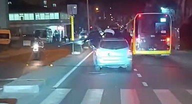 Arnavutköy'de araç üstünde tehlikeli yolculuk kamerada