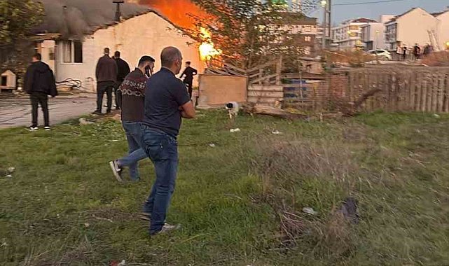 Arnavutköy'de gecekondu alev alev yandı