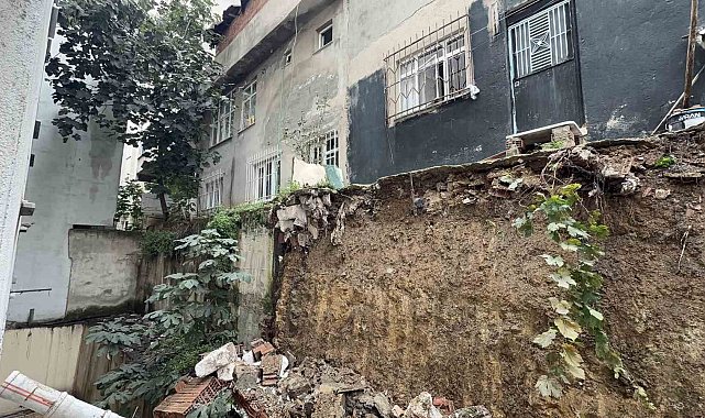 Arnavutköy'de iki bina arasındaki istinat duvar çöktü
