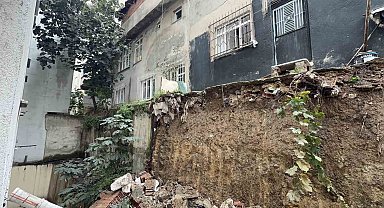 Arnavutköy'de iki bina arasındaki istinat duvar çöktü