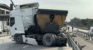 Arnavutköy'de iki kamyon çarpıştı: Sürücü araç içinde sıkıştı