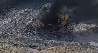 Arnavutköy'de iş makinesi alev alev yandı