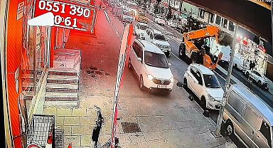 Arnavutköy'de kaldırıma çıkan otomobil tehlike saçtı