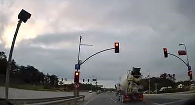 Arnavutköy'de kırmızı ışık ihlali faciaya davetiye çıkardı