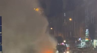 Arnavutköy'de seyir halindeki servis aracı alev alev yandı