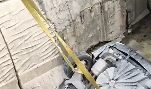 Arnavutköy'de sürücüsünün kontrolünü kaybettiği otomobil su kanalına uçtu