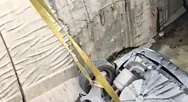 Arnavutköy'de sürücüsünün kontrolünü kaybettiği otomobil su kanalına uçtu