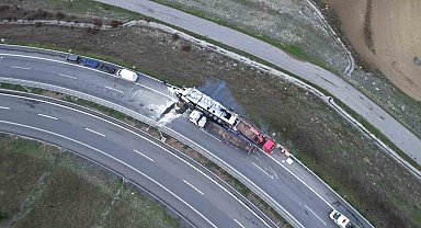 Arnavutköy'de tır virajı alamayıp devrildi: 1 ağır yaralı