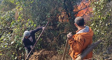 Artvin Hopa'da 5 hektarlık alanı küle çeviren yangınla mücadele sürüyor