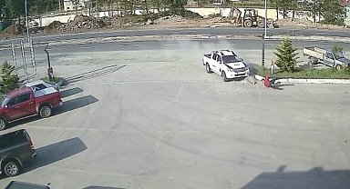 Artvin'de akaryakıt istasyonu çalışanına kamyonet çarptı