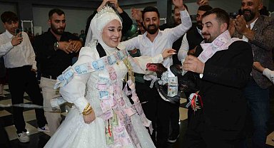Artvin'de damada arkadaşlarından canlı tavuk ve horoz sürprizi