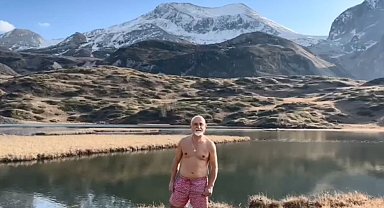 Artvin'de Giresunlu bir dağcı Arsiyan Yaylasında buz gibi gölde yüzdü