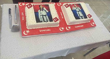 ASKİ Spor Kulübü, dünya şampiyonu sporcular için kutlama pastası kesti