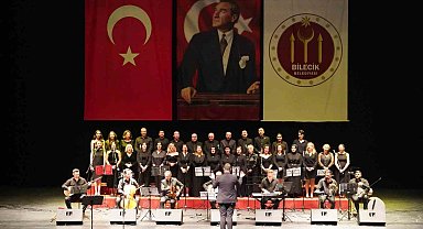 Atatürk'ün sevdiği şarkıları hep birlikte söylendi