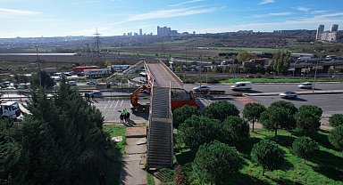 Avcılar'da iş makinesi taşıyan tır üstgeçide çarptı