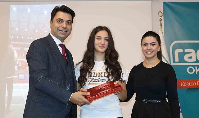Avrupa'nın zirvesi, 15 yaşındaki Esmira'nın