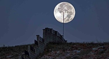 Ay, yılın en yakın anlarında Bitlis'e veda etti