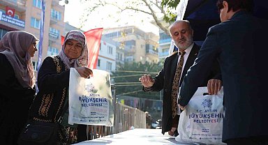 Aydın Büyükşehir'in kışlık fideleri İncirliova'da vatandaşlara dağıtıldı