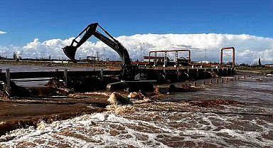 Ayvacık'ta taşan çay için çalışmalar devam ediyor