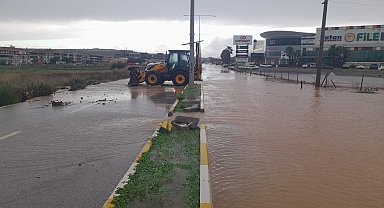 Ayvalık'ta metrekareye 105.3 kilogram düşen yağış hayatı felç etti