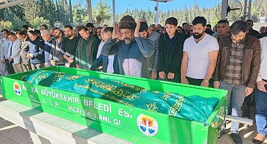 Baba, kazada ölen oğlunun cenaze namazını kıldırdı