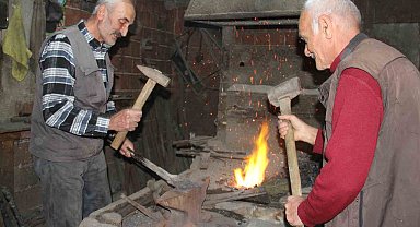 Babalarından kalan ocağı söndürmüyorlar