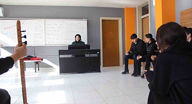 Babasına verdiği sözü vasiyet saydı: Öğretmen olup öğrencileri hayallerine kavuşturuyor