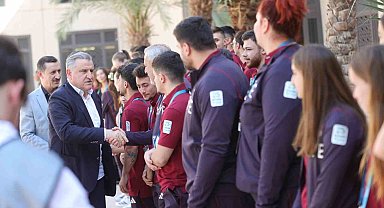 Bakan Bak, Suudi Arabistan'da milli sporcularla bir araya geldi