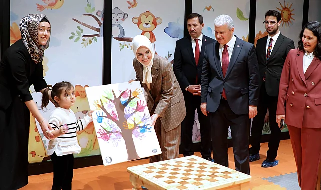 Bakan Göktaş, Hoşkubbe Millet Kütüphanesi'ni ziyaret etti