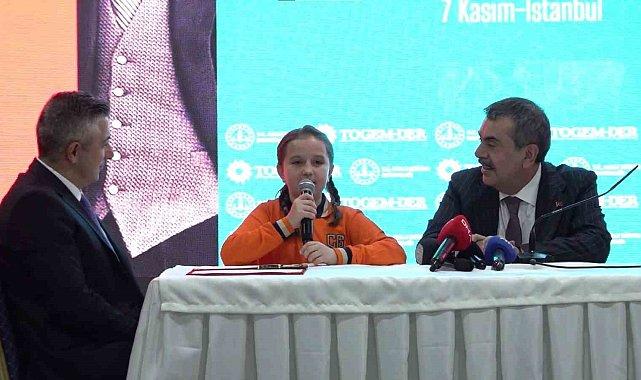 Bakan ile minik öğrencinin gülümseten anları