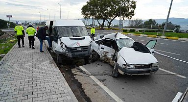 Balıkesir'de işçi servisi ile otomobil çarpıştı: 1 ölü, 4 yaralı