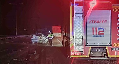 Balıkesir'de otomobil tıra arkadan çarptı; 1 ölü