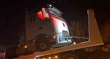 Balıkesir'de tırın direksiyonunun kilitlenmesi sonucu trafik felç oldu