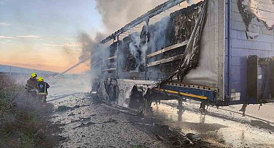 Bandırma karayolunda tır dorsesi alev aldı