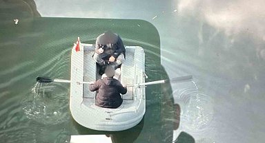 Baraj gölüne 135 metre kaçak ağ sererken jandarmaya yakalandılar