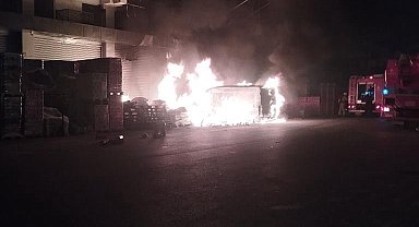 Başakşehir'de dükkanı önündeki paletlerde çıkan minibüse sıçradı