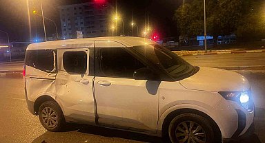 Başıboş at, araca çarptı