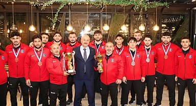 Başkan Büyükgöz şampiyon güreşçileri ağırladı