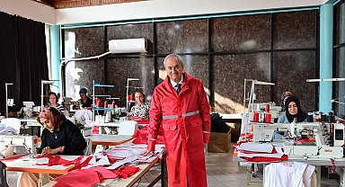 Başkan Kocagöz kadın emeğiyle üretilen yağmurlukları bizzat test etti