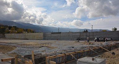 Başkan Kumral devam eden sosyal tesis ve spor sahası projelerini yerinde inceledi