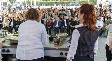 Başkan Seçer, Tarsus'taki festivalde 'Gastronomi Show'a katıldı