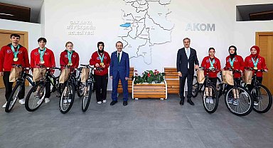 Başkan Yusuf Alemdar Çin'de tarih yazan dünya şampiyonlarını ağırladı