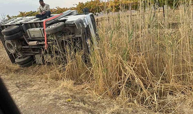 Batman'da kayan kamyonet devrildi: 5 kişi kazadan burnu kanamadan kurtuldu