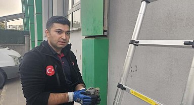 Batman'da kolonlara sıkışan kuş kurtarıldı